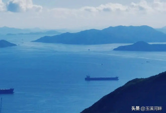 周星驰在太平山顶的豪宅，俯瞰海港，深居简出，平时出门骑自行车