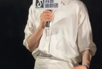51岁王艳现身，面部僵硬不自然，头顶秃了一小片，岁月留下了痕迹