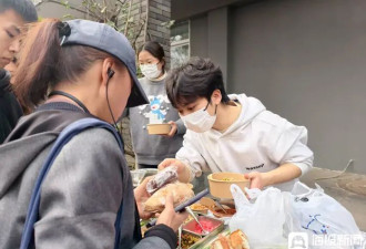 摆摊卖小吃的复旦退学研究生：卖东西有天赋...