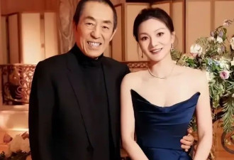 74岁张艺谋与小31岁老婆亮相，盛装打扮出席舞会，真爱不分年龄！