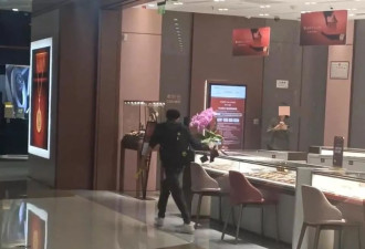 男子砸碎广州一商场品牌首饰柜台抢走珠宝？商场已报警