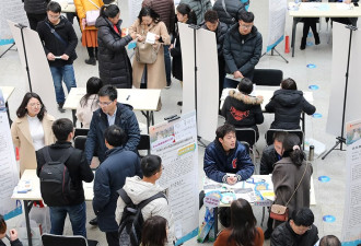 中国返乡创业近1300万人？ 网友：找不到工作呗