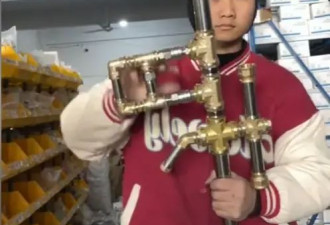 五金店主自制游戏道具实物爆火：爱好变成工作