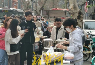 复旦研究生退学摆摊卖土豆泥 日入700