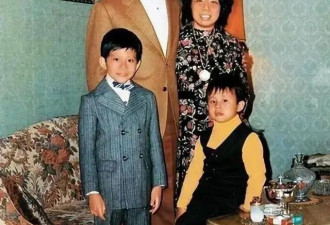 1998年李嘉诚吃晚餐影像曝光：坐拥亿万家产，菜品却还不如老百姓
