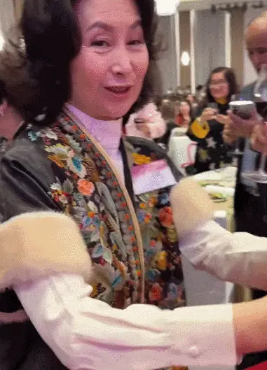 何超琼穿中式立领撞衫“王妈”？“新中式”穿衣如何“一眼显贵”