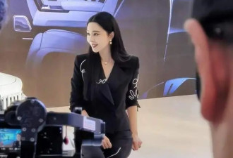 43岁范冰冰亮相车展当车模，穿西装又美又飒，女王为复出能屈能伸