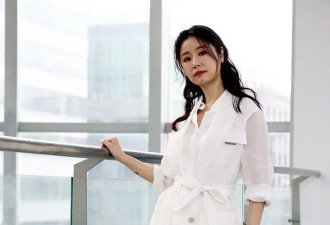 林心如也老了？法令纹稍显不影响美态，这才是49岁女人真实样子