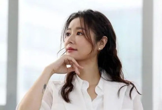 林心如也老了？法令纹稍显不影响美态，这才是49岁女人真实样子