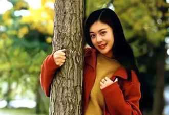 央视主持人姜丰,事业巅峰时赴英留学生子,离婚...