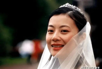 央视主持人姜丰,事业巅峰时赴英留学生子,离婚...