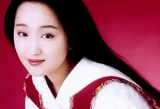 杨钰莹和老同学合影，其他人都已成老阿姨，53岁她打扮似美丽少女