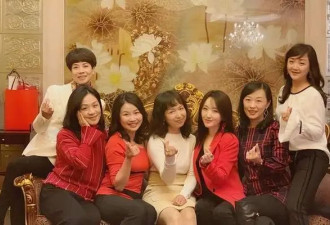 杨钰莹和老同学合影，其他人都已成老阿姨，53岁她打扮似美丽少女