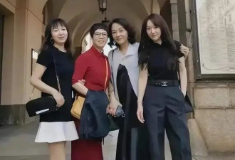 杨钰莹和老同学合影，其他人都已成老阿姨，53岁她打扮似美丽少女