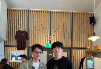 40岁黄轩在新西兰，和女友去喝咖啡，打扮好帅气，没有中年油腻感