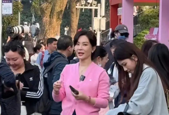 48岁陈数在武汉大学，和朋友赏樱花，皮肤非常白，脸的变化有点大
