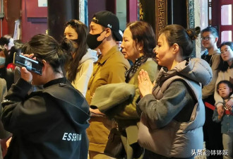 张馨月保姆风波后首现身！与老公普陀山求佛，林峯丈母娘罕见露脸