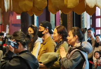 张馨月保姆风波后首现身！与老公普陀山求佛，林峯丈母娘罕见露脸