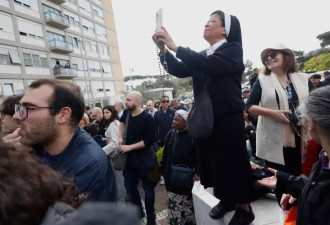 教皇在医院阳台招手，“与死神擦肩而过”后首次亮相