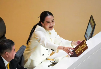 泰国美女总理亮相弹劾辩论，香奈儿配红底鞋很飒