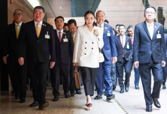 泰国美女总理亮相弹劾辩论，香奈儿配红底鞋很飒