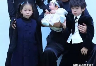 张纪中一家六口拍全家福，大儿子感觉不开心