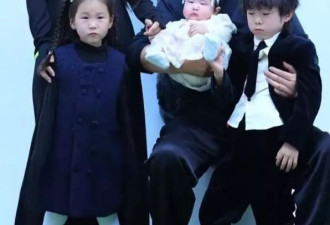 张纪中一家六口拍全家福，大儿子感觉不开心
