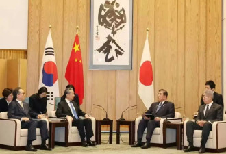 石破茂会见中韩外长，现场斑挂两个汉字