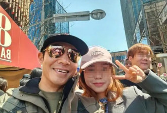 48岁撒贝宁憔悴遛娃！李白红衣很抢镜，混血龙凤胎颜值爆表！