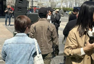 48岁撒贝宁憔悴遛娃！李白红衣很抢镜，混血龙凤胎颜值爆表！