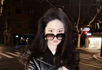 37岁刘亦菲上海街头街拍，穿黑皮衣搭紧身裤又美又飒，一身大牌太豪横！