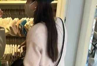 51岁林志玲素颜逛母婴店，穿了一身名牌，纸人片身材让人羡慕！