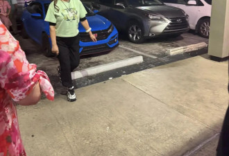 74岁刘晓庆在美国，深夜去餐馆吃宵夜，打扮朴素，一点也不像明星