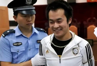 18岁少年刚出狱就当街杀人，被判死刑还满脸微笑