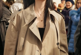 机场街拍 周也如何用风衣和睡衣裤打造松弛感