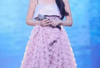 41岁吴昕瘦后长成国际脸，穿吊带裙如仙女下凡，不愧是东北赫本