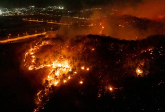 韩国东南部大型山火已造成19人死亡....