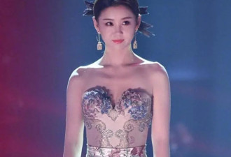 李小萌瘦了更有尤物女神气质，穿抹胸连衣裙录节目，高级又惊艳