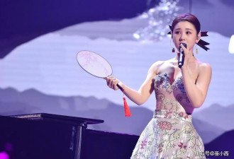 李小萌瘦了更有尤物女神气质，穿抹胸连衣裙录节目，高级又惊艳