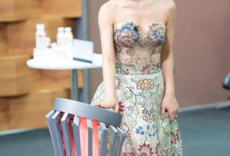李小萌瘦了更有尤物女神气质，穿抹胸连衣裙录节目，高级又惊艳