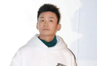 42岁王宝强机场变潮男，被误认成谢霆锋，离开马蓉后越来越好
