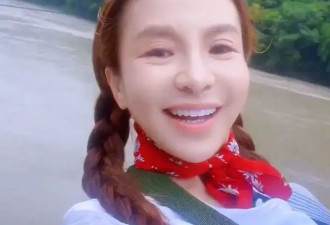 朱迅现身澳科大，穿紫色衬衣扎双麻花辫打扮似少女，气质优雅十足