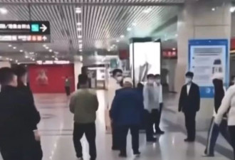 陆配亚亚落机即被大批神秘人包围陪同离开 掀热议