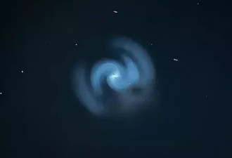 夜空现绝美神秘漩涡 全欧洲看的到 专家:跟马斯克有关