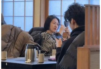 日本导游晒照 小S吃饭间隙拔眉毛神情兴致不高