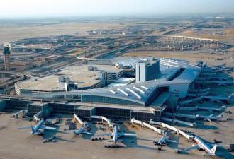 美国女子裸身大闹机场 咬人砸电视带女旅行崩溃