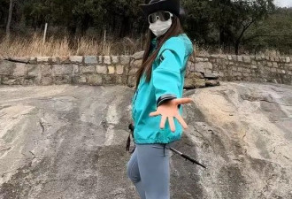 98年警校毕业女生做陪爬月入约2万 膝盖痛得蹲不下来