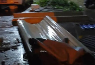 长沙突遭大风天气，商户数米长帐篷被吹跑，官方回应