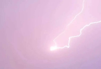 妹子痴迷闪电 打雷拍照被雷劈 双眼神奇换色
