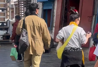 44岁霍思燕现身西藏，和杜江逛八廊街，打扮像大妈，身材严重走形